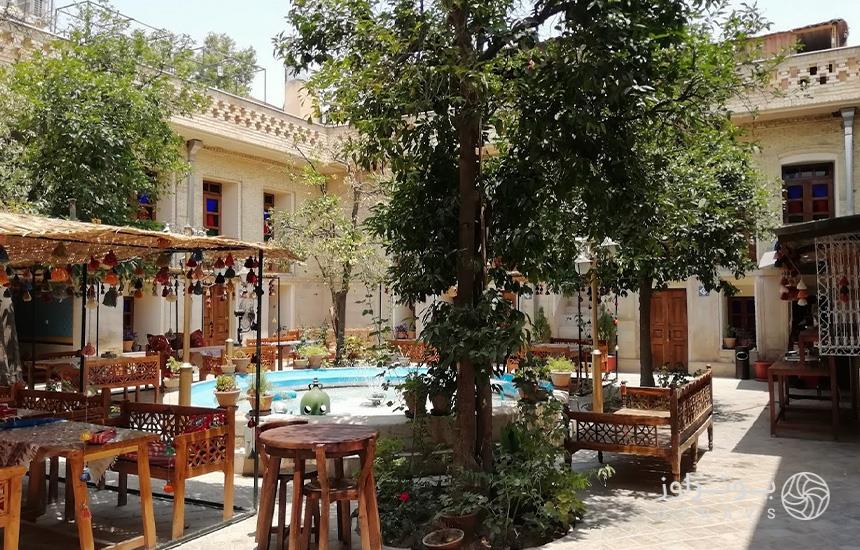هتل پنج دری در نزدیکی حرم شاهجراغ شیراز